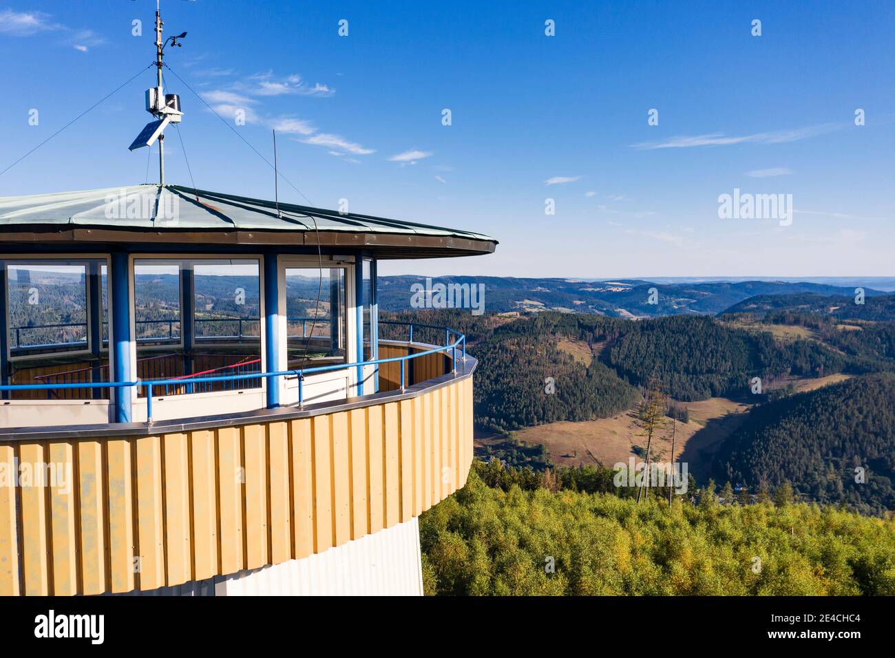 Alemania, Baviera, Lauenstein, Thüringer Warte, torre de observación, vista de la antigua RDA, montañas, bosque, vista aérea Foto de stock