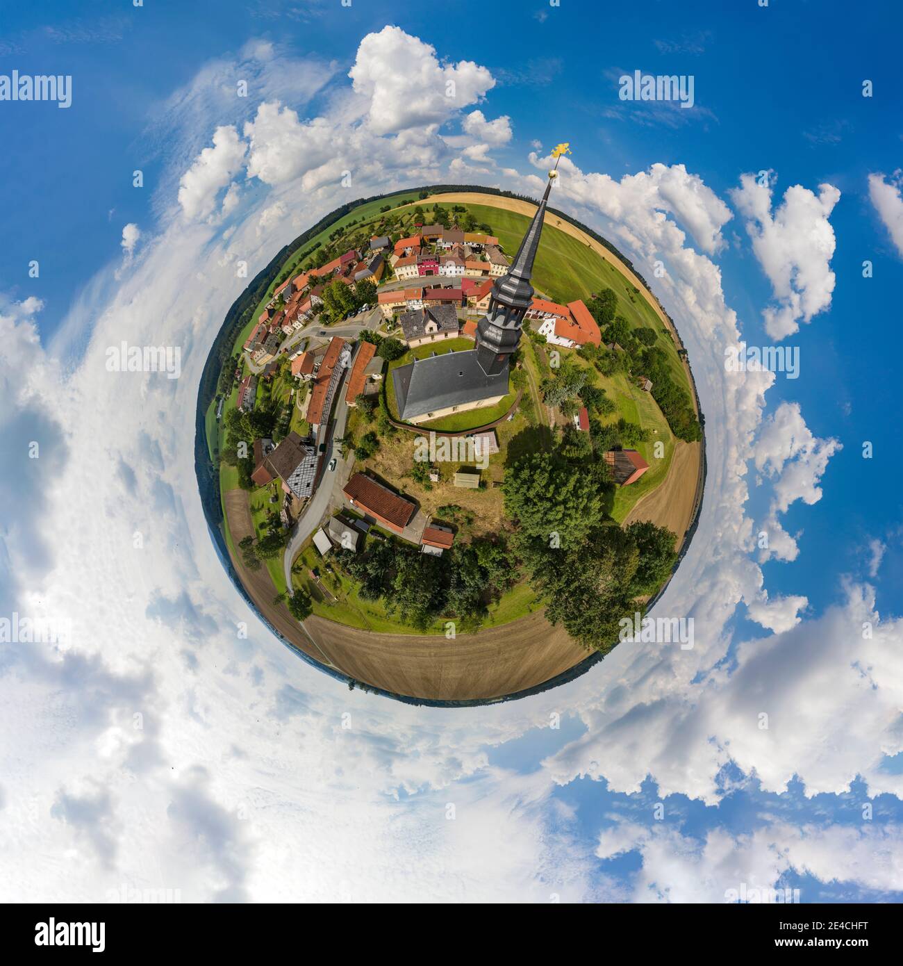 Alemania, Turingia, Moxa, pueblo, iglesia, veleta meteorológica, visión general, cuadro aéreo, panorama esférico Foto de stock