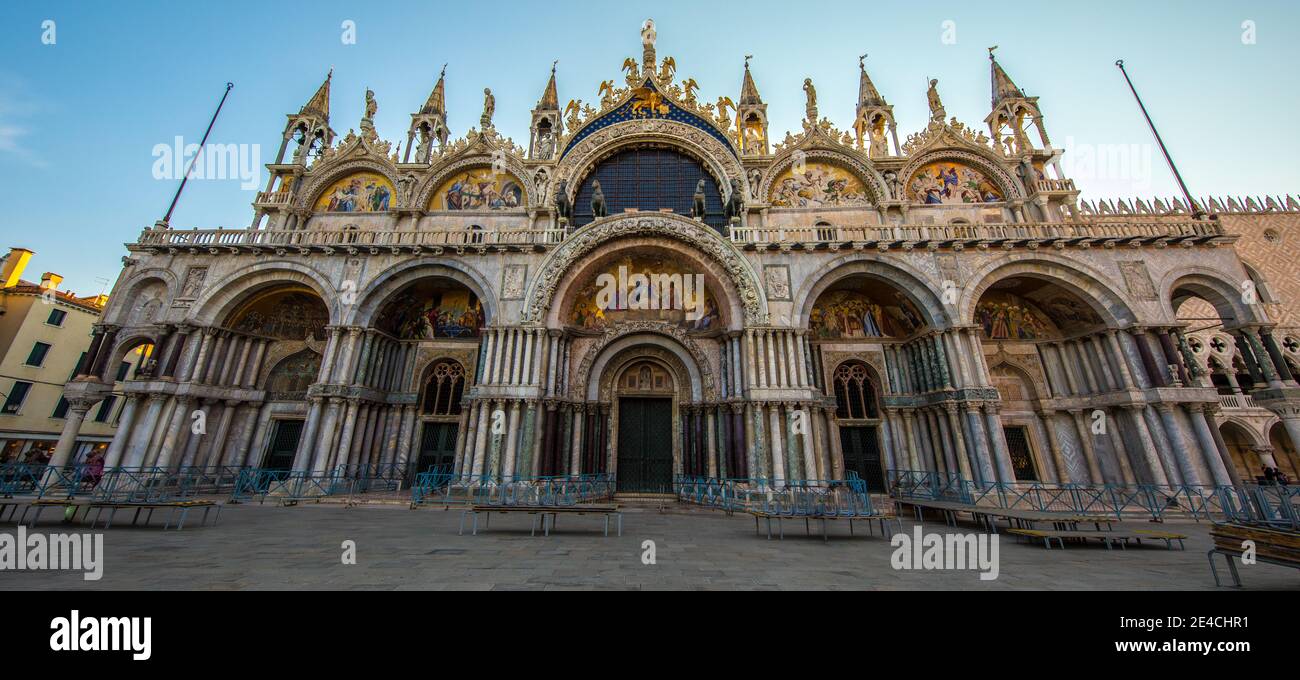 Venecia durante Corona Times sin turistas, fachada de San Marco Foto de stock