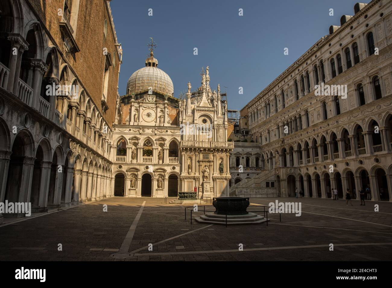 Venecia durante Corona Times sin turistas, patio interior del Palacio Ducal Foto de stock