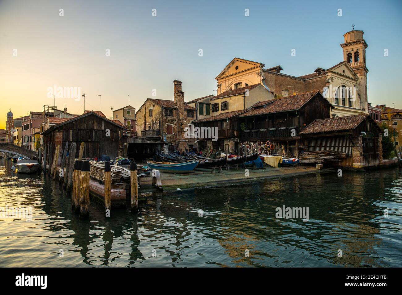 Venecia durante Corona Times sin turistas, el antiguo taller de góndolas en Dorsoduro Foto de stock
