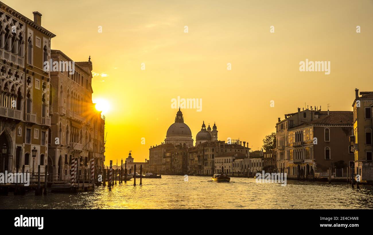Venecia durante Corona Times sin turistas, vista sobre el Gran Canal a Santa María Salute Foto de stock