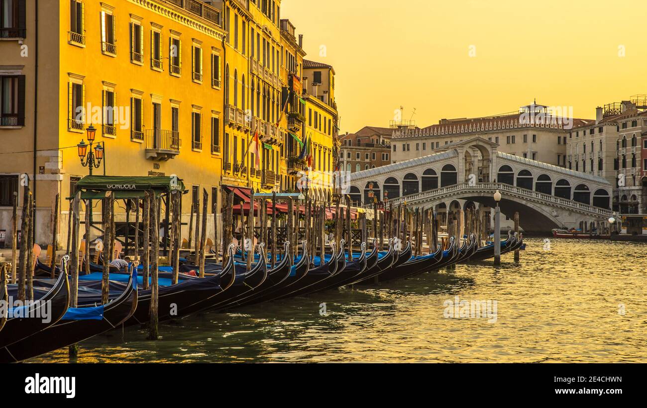 Venecia durante Corona Times sin turistas, vista del Puente de Rialto Foto de stock