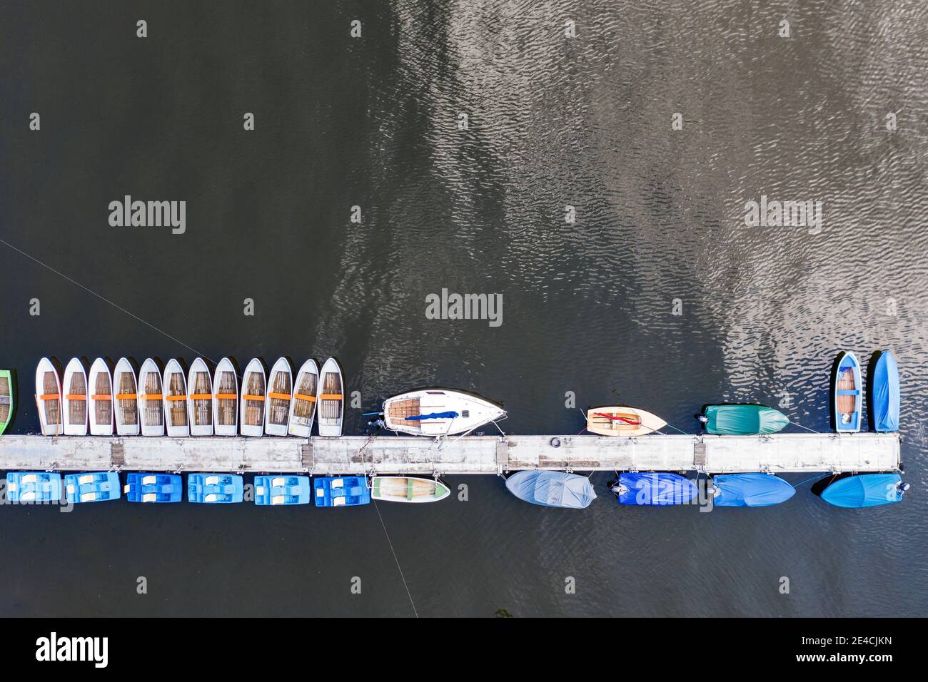 Alemania, Turingia, Hohenwartestausee, botes de remo, vista superior, vista aérea Foto de stock