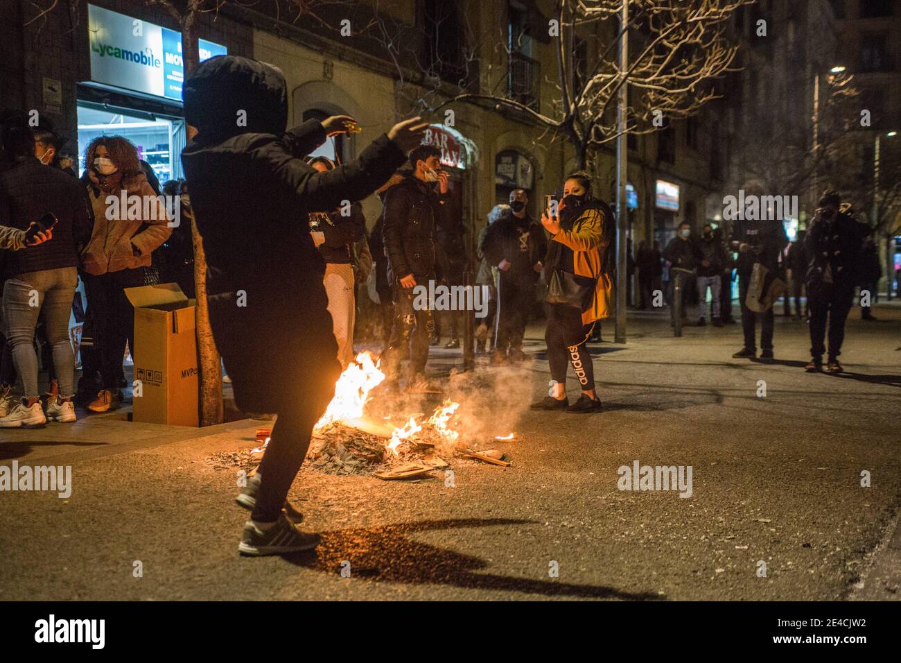 Un manifestante bailando alrededor de una hoguera durante la manifestación.  La Unión de la Vivienda del barrio del Raval de Barcelona ha convocado una  manifestación para exigir soluciones del ayuntamiento a los