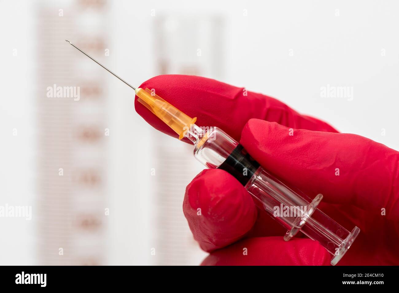 Vacunación contra coronavirus con jeringa y ampolla Foto de stock
