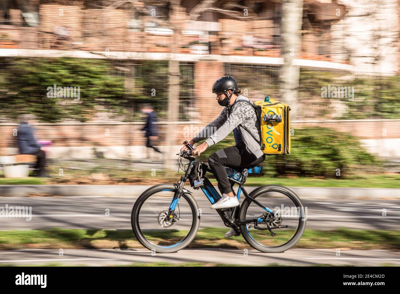 Barcelona, España. 22 de enero de 2021. Hombre de entrega de la aplicación  Glovo visto montar en bicicleta. El Ministerio de Trabajo de España está  desarrollando un marco legislativo que abarca la