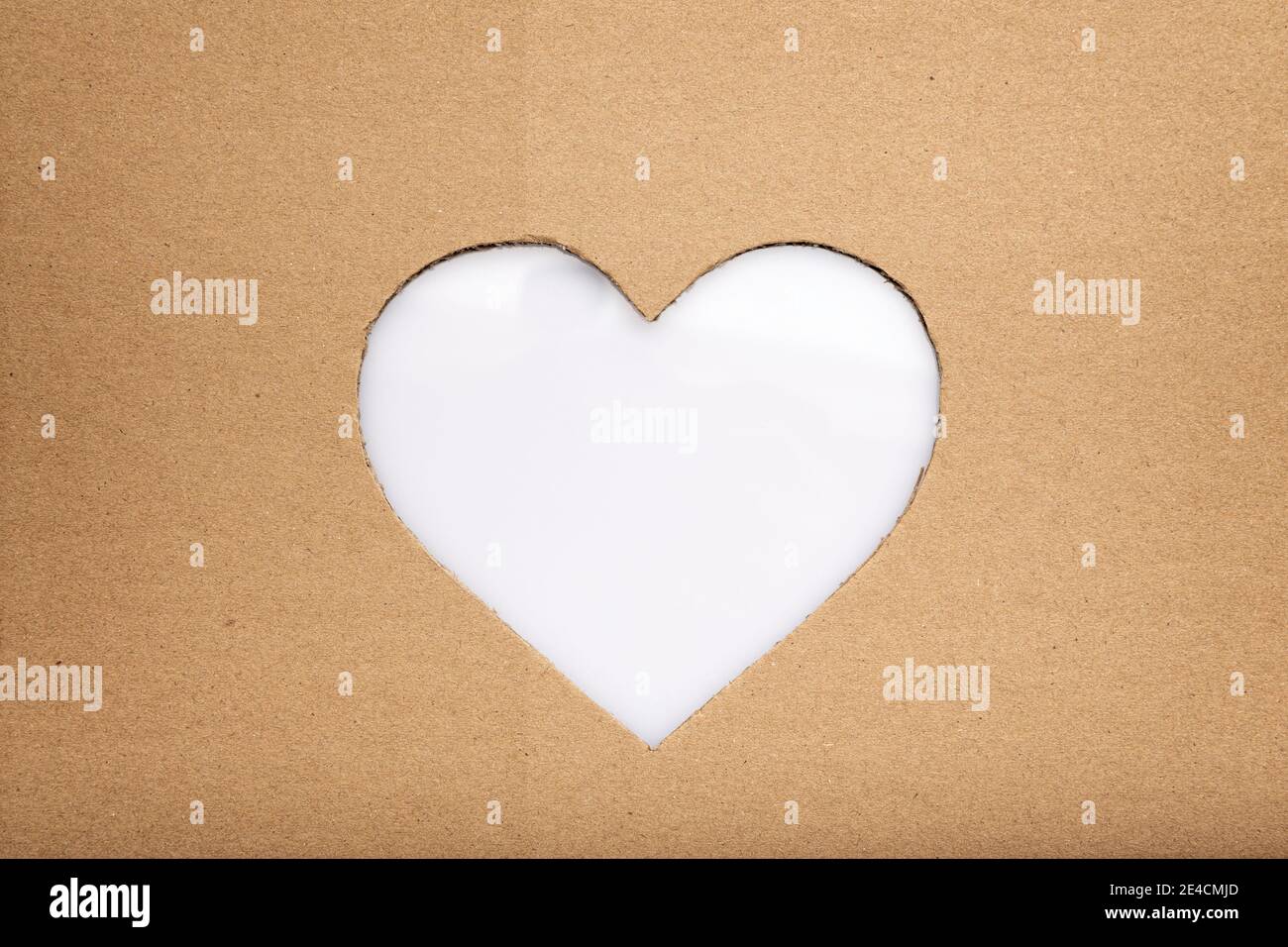 amor concepto imagen de forma de corazón hecho en corte de fondo de cartón con espacio de copia blanco Foto de stock