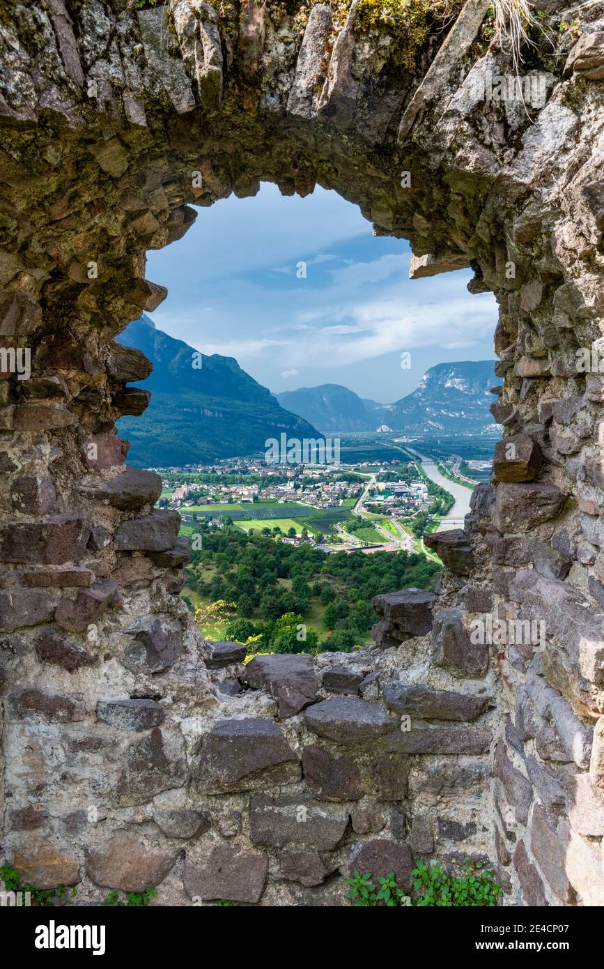 Montan, Provincia de Bolzano, Tirol del Sur, Italia. Vista desde Castelfeder con la pared de cortina prehistórica en las tierras bajas del Tirol del Sur Foto de stock
