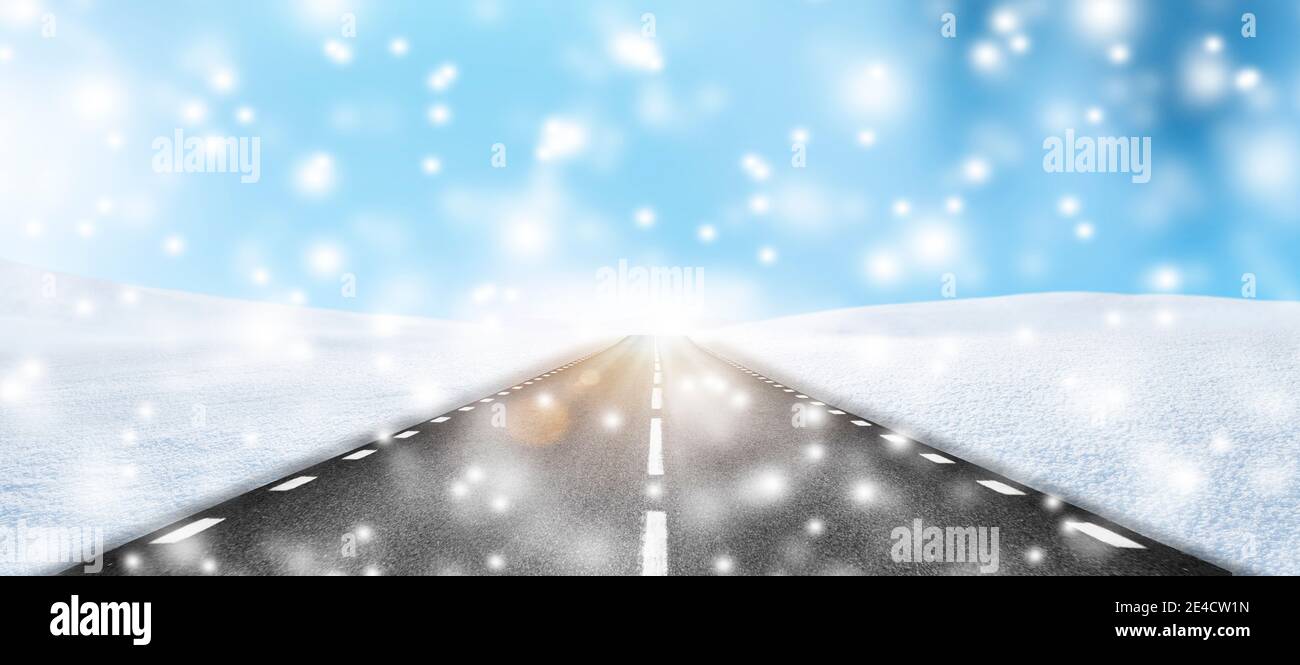 Carretera en el paisaje de invierno con copos de nieve Foto de stock