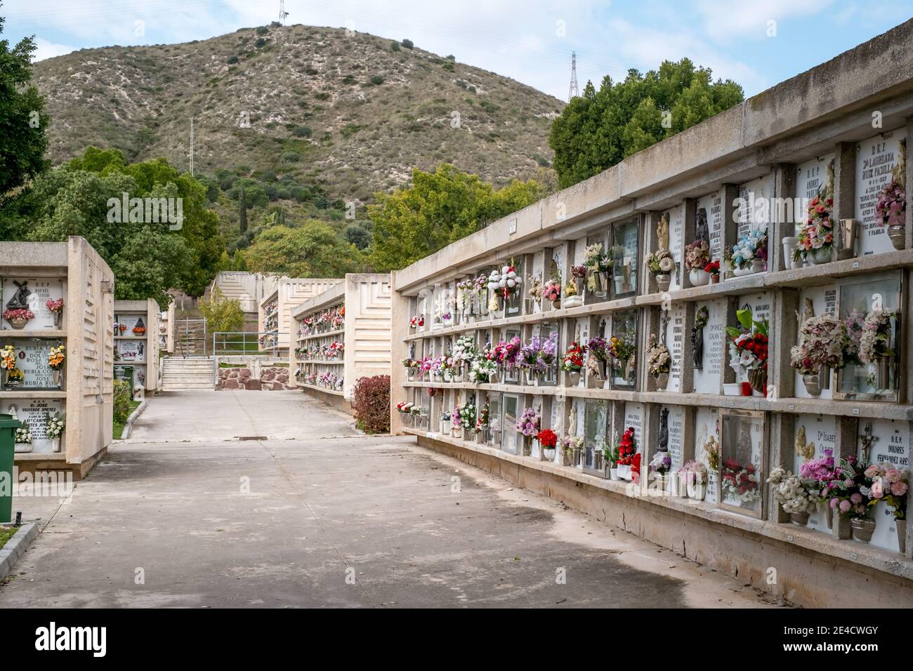 Málaga, España - 24 de febrero de 2018 Vista del famoso Cementerio del Parque de Málaga con tumbas y criptas, decorado con ramos de flores Foto de stock