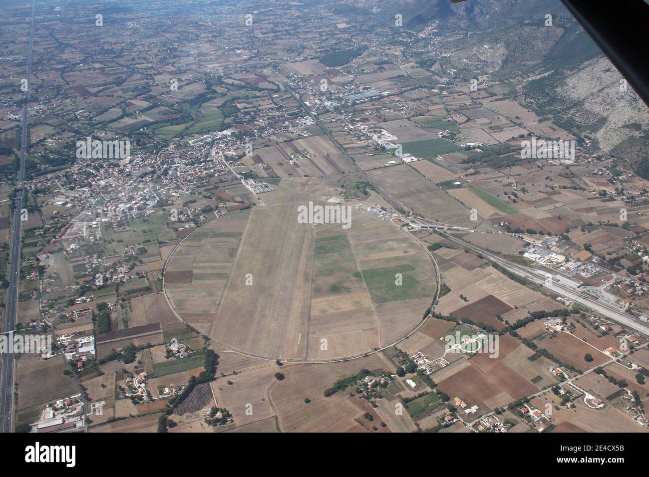 Aquino, Italia - 28 agosto 2008: Veduta aerea della città di Aquino e dell'aeroporto Foto de stock