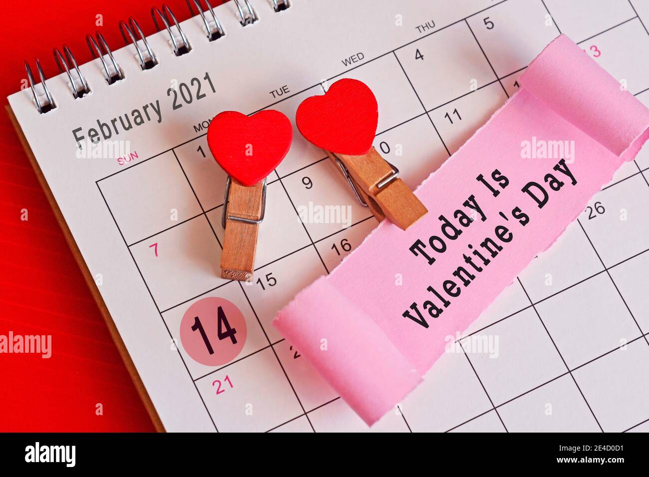 Papel roto en el calendario de febrero 2021 con fase - Hoy Es el día de San Valentín Foto de stock