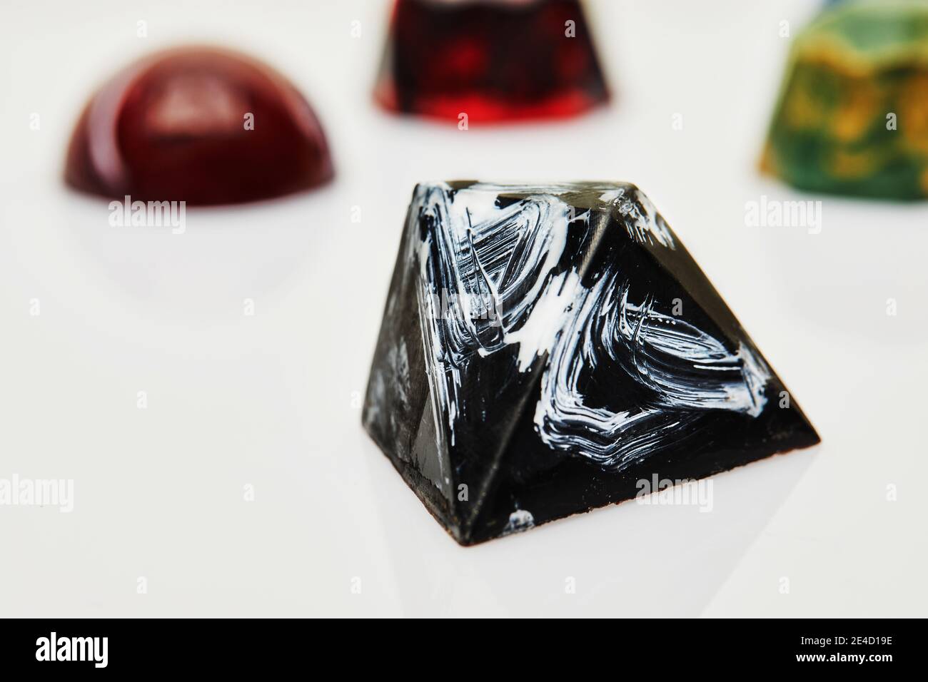 Chocolates en forma de piedras preciosas mármol negro sobre fondo