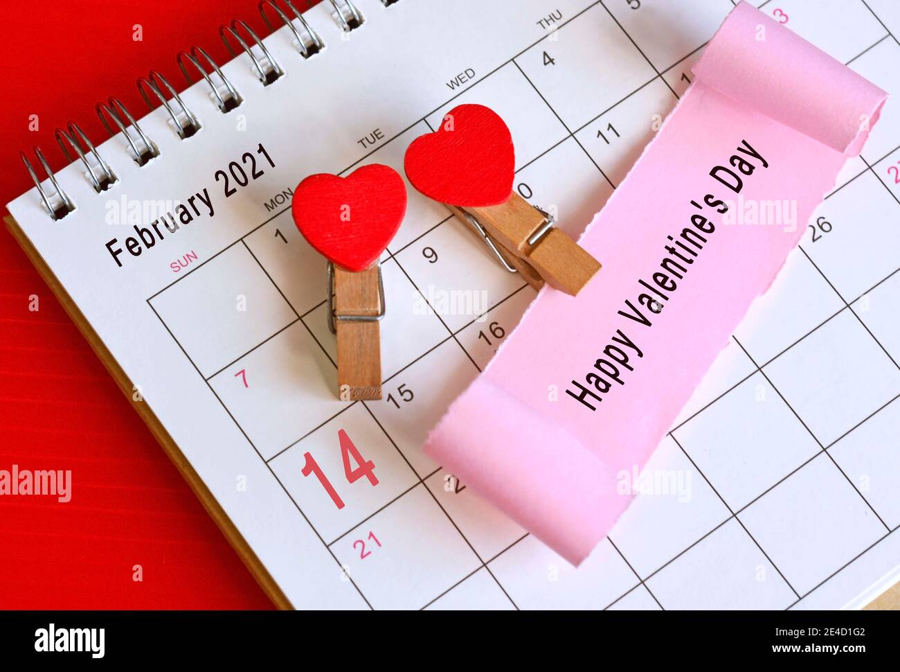 Papel roto en el calendario de febrero de 2021 con fase - Feliz Es el día de San Valentín Foto de stock