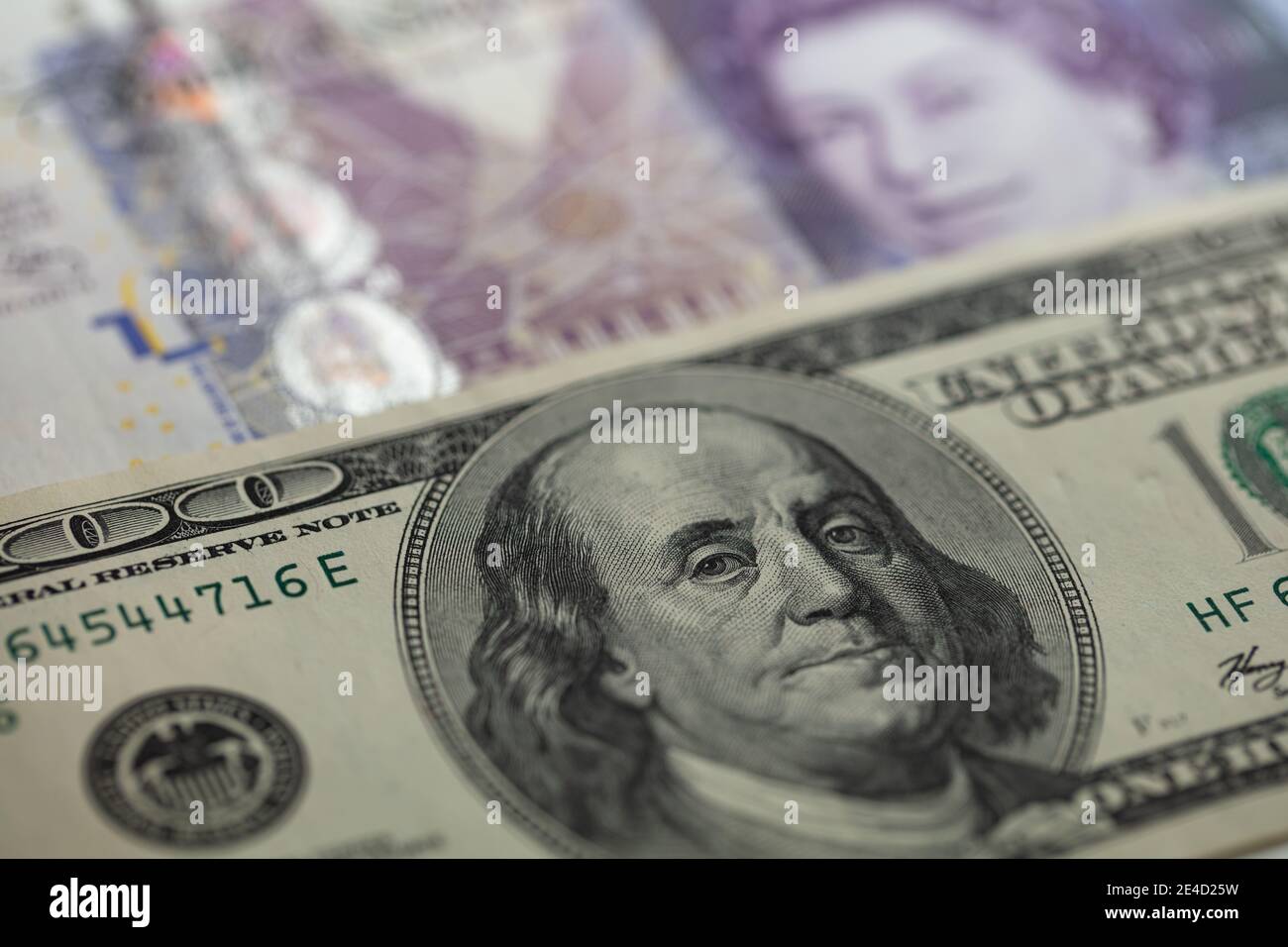 billete de 100 dólares y billete de 20 libras esterlinas para diseño