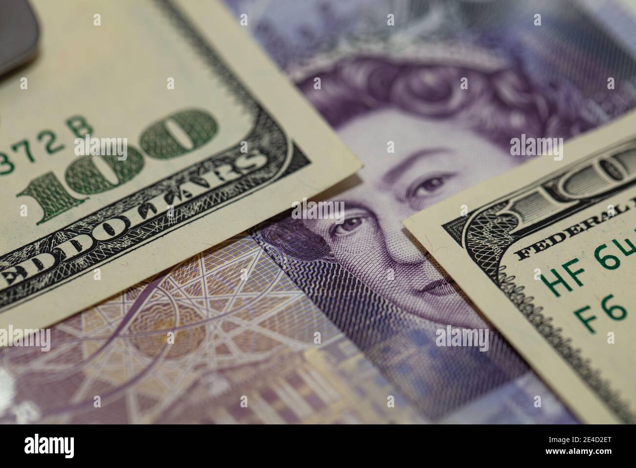 billete de 100 dólares y billete de 20 libras esterlinas para diseño