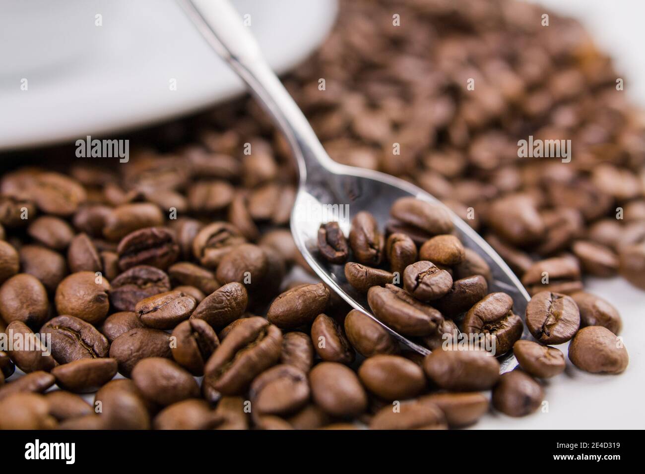granos de café en una cuchara de hierro sobre la mesa Fotografía de stock -  Alamy