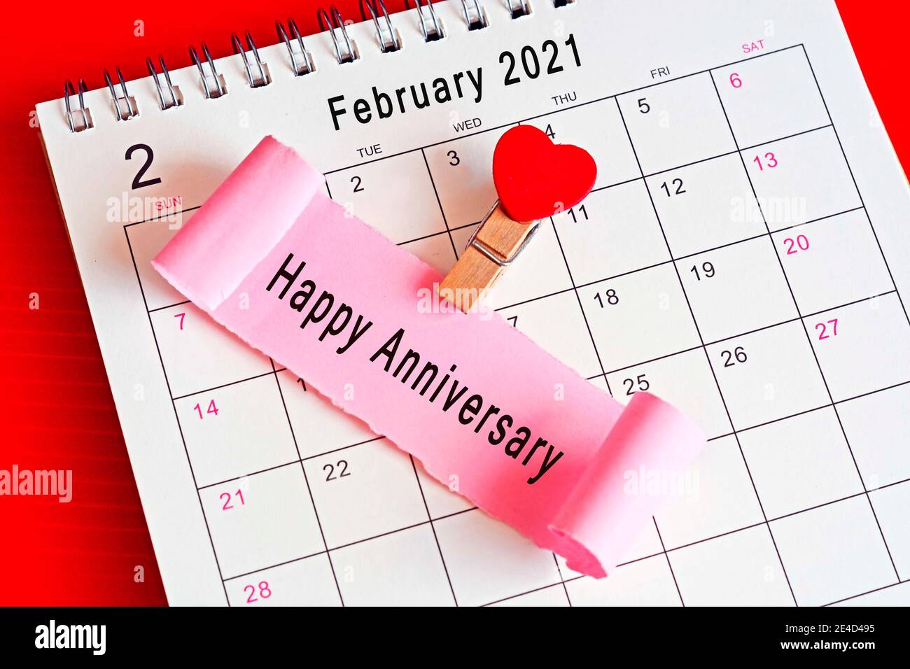 Papel roto en el calendario de febrero de 2021 con fase - Feliz aniversario. Concepto de aniversario y día de San Valentín Foto de stock