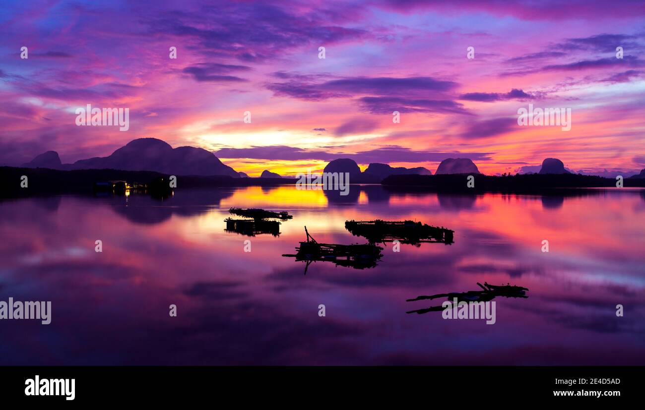 Los pescadores locales comienzan a trabajar a primera hora de la mañana en Baan Sam chong Tai Tailandia Foto de stock