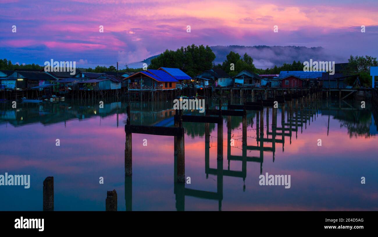 Pueblos de pescadores en Tailandia, el mar hermoso buen amanecer en la mañana Ban Sam Chong Tai Foto de stock
