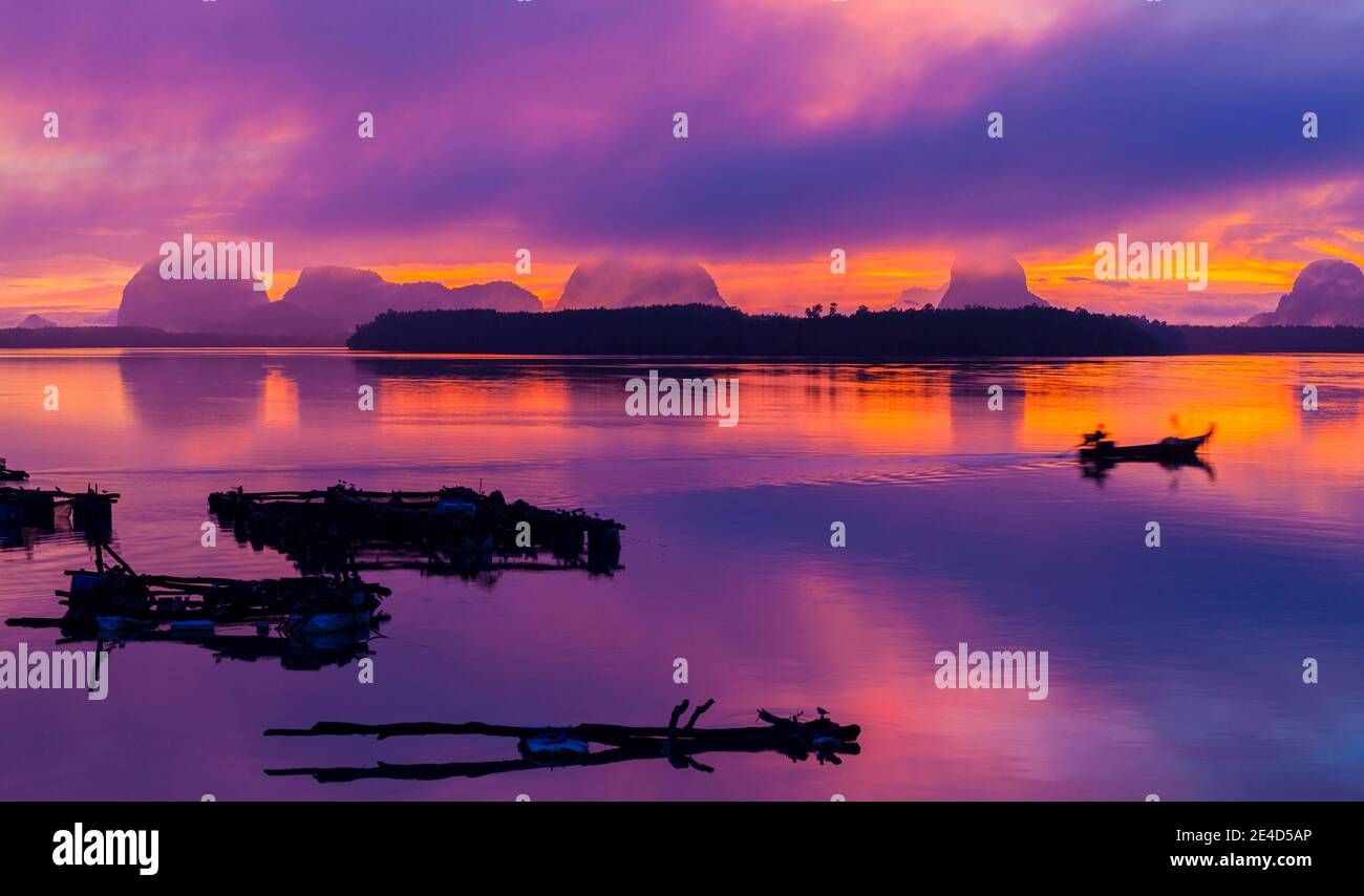 Los pescadores locales comienzan a trabajar a primera hora de la mañana en Baan Sam chong Tai Tailandia Foto de stock