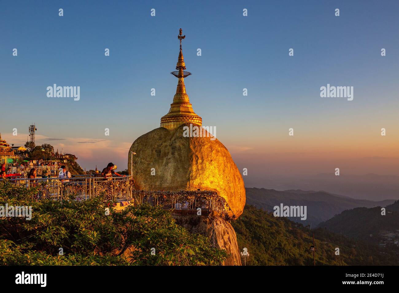Golden Rock al atardecer en Myanmar, sudeste de Asia. Foto de stock
