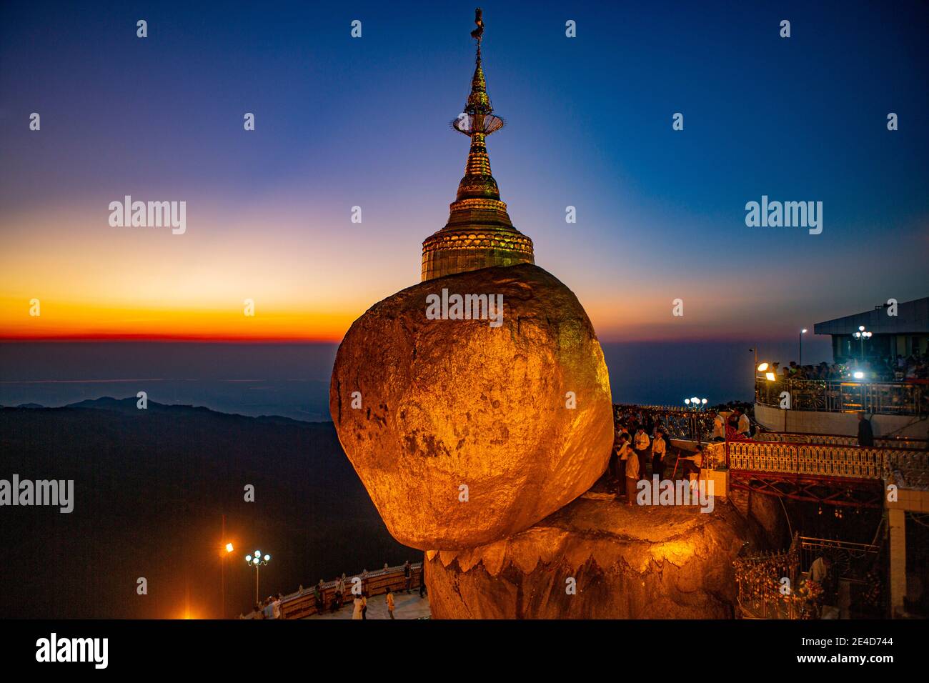 Golden Rock al atardecer en Myanmar, sudeste de Asia. Foto de stock