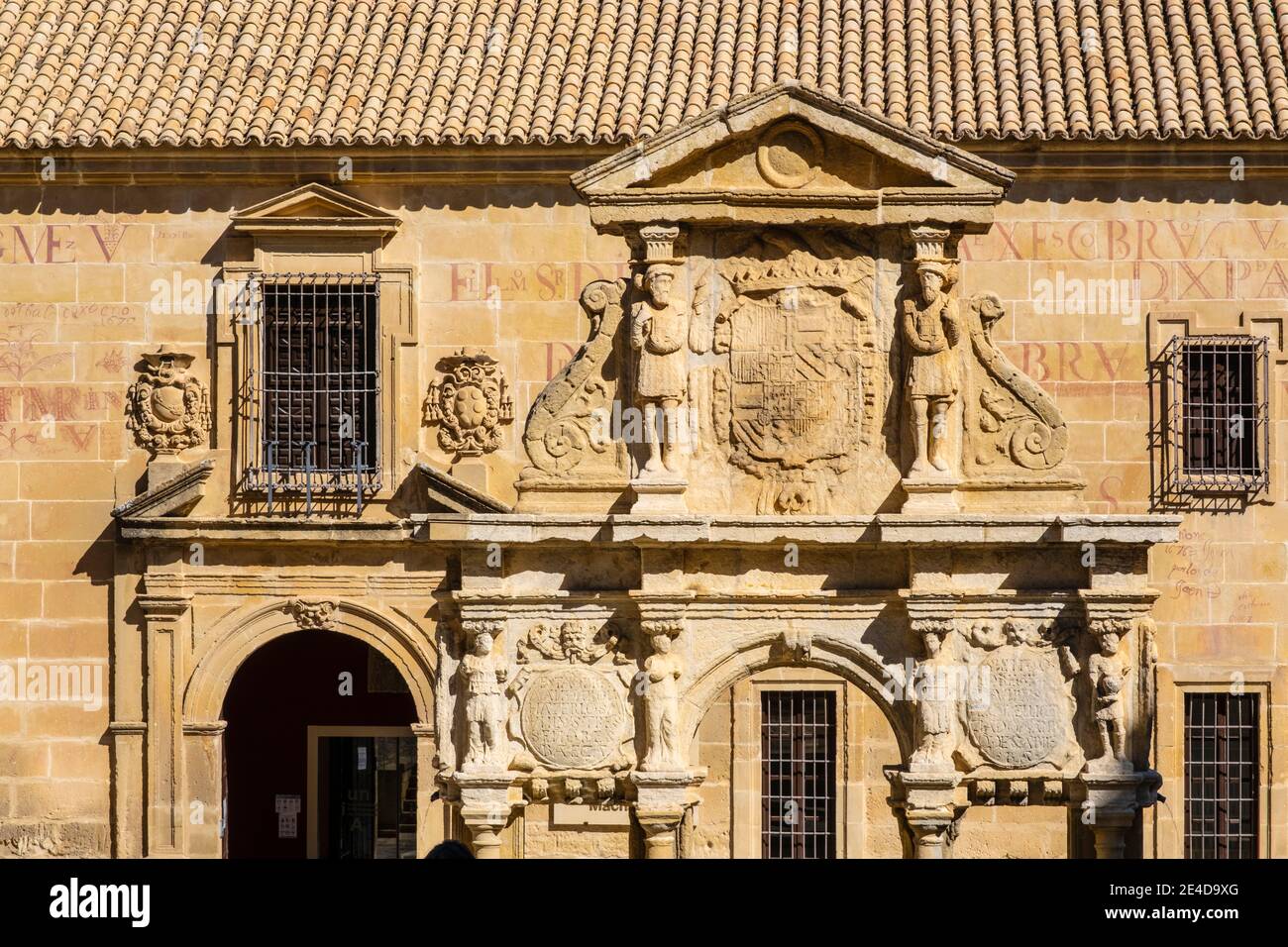 Fuente de Santa María en Plaza Santa María, Seminario de San Felipe Neri Universidad Internacional de Andalucía Antonio Machado. Baeza, UNESCO Mundo H Foto de stock