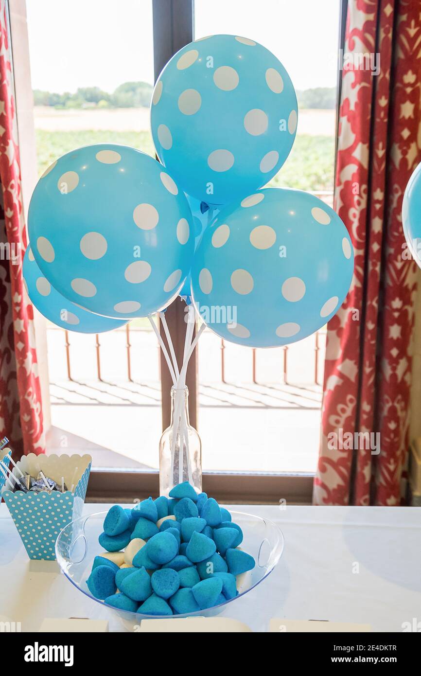 Globos azules con puntos blancos en algunos caramelos de azúcar del mismo  color Fotografía de stock - Alamy