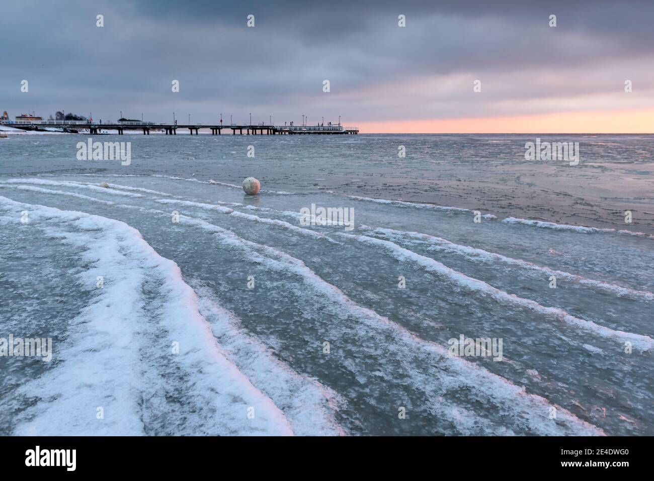 El Mar Báltico congelado durante el invierno. Península de Hel. Polonia  Fotografía de stock - Alamy