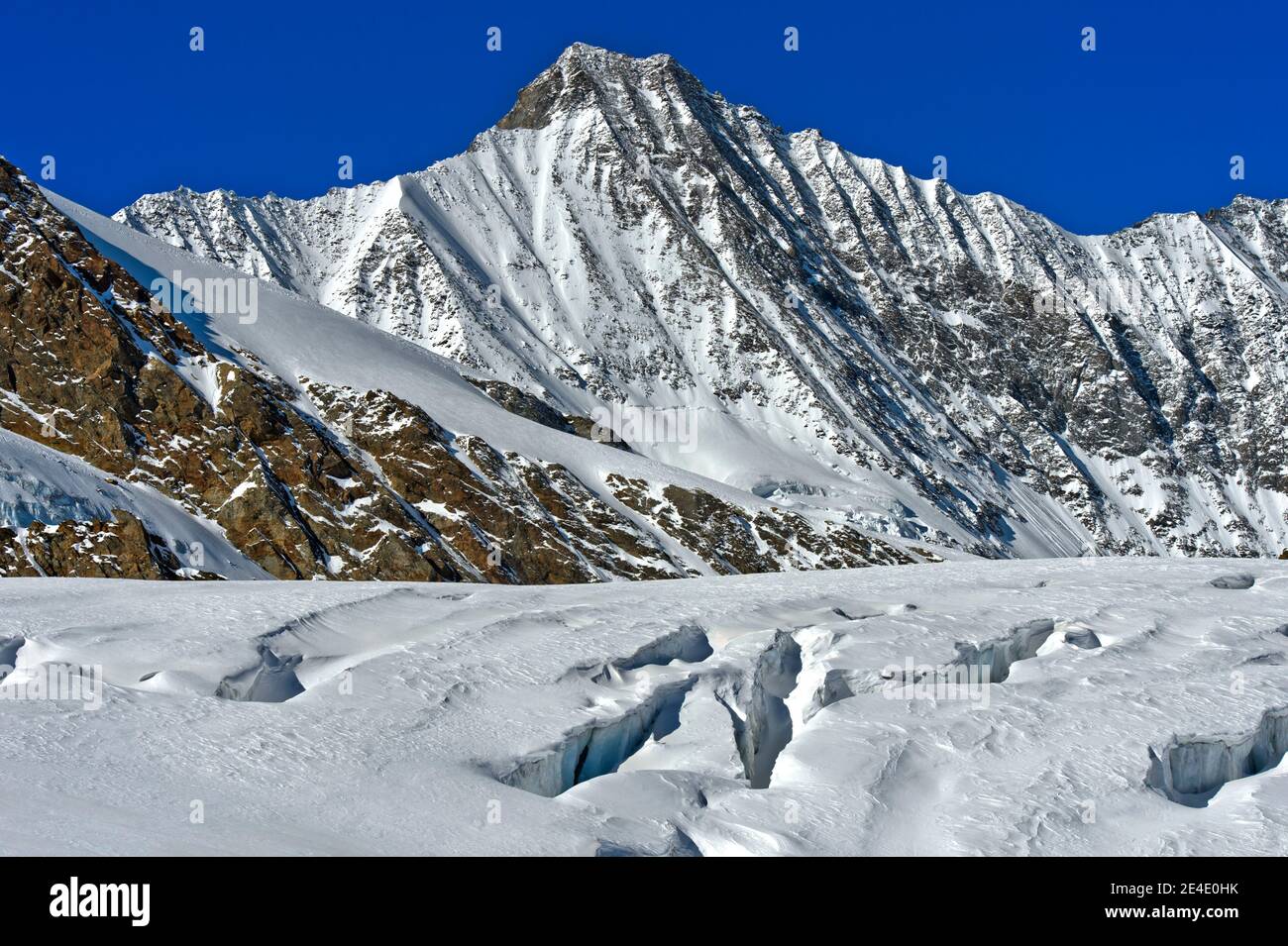 Pico Täschhorn, macizo de Mischabel, Saas-Fee, Valais, Suiza Foto de stock