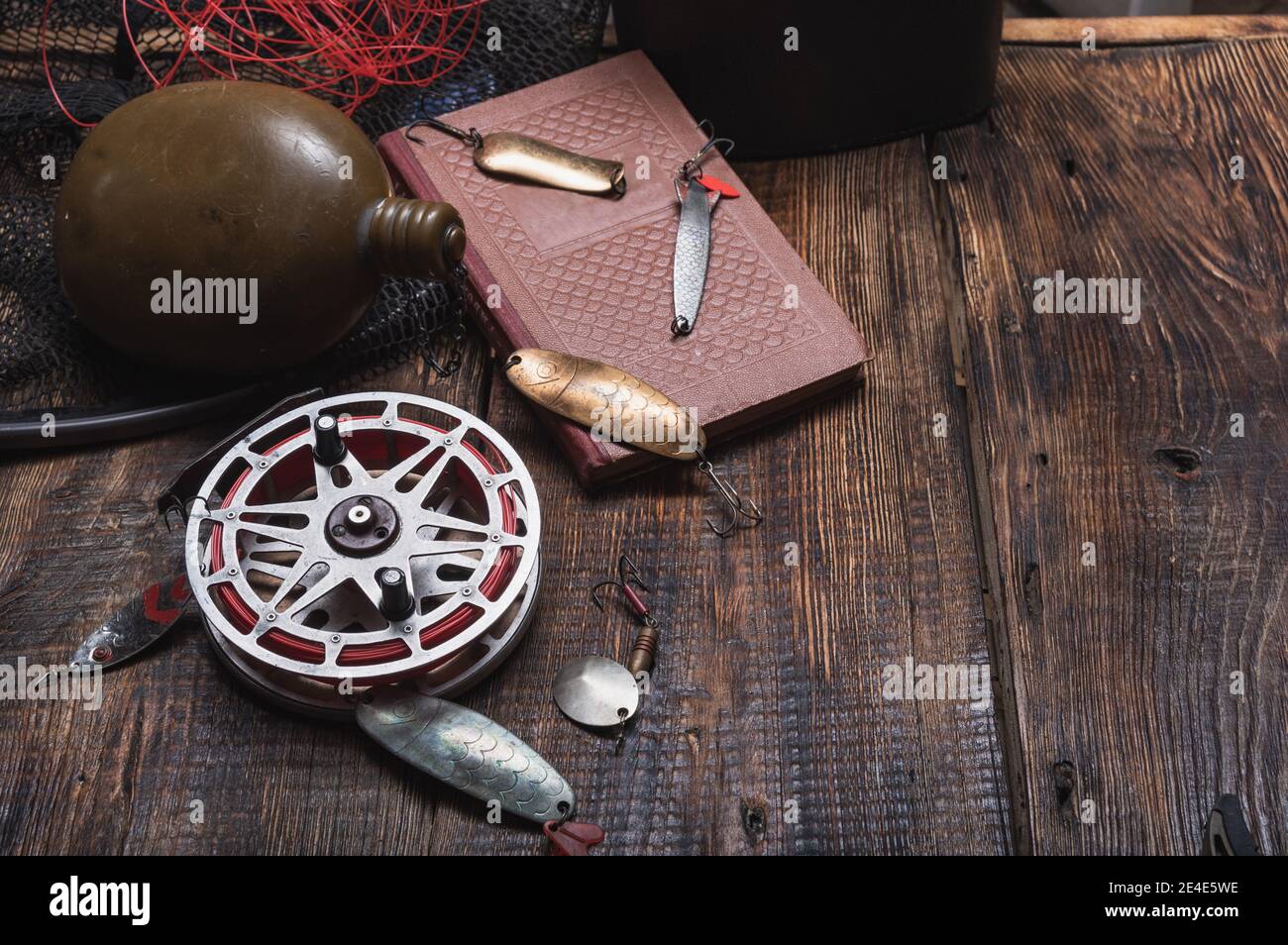Literatura de pesca y artes de pesca. Viejo aparejo de pesca. Arriba. Foto de stock