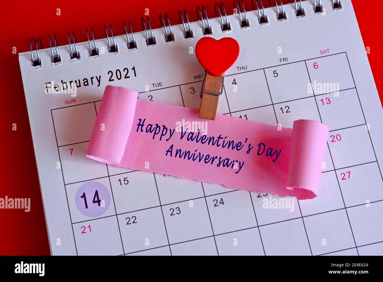 Papel roto en el calendario de febrero de 2021 con fase - Feliz Aniversario del día de San Valentín Foto de stock