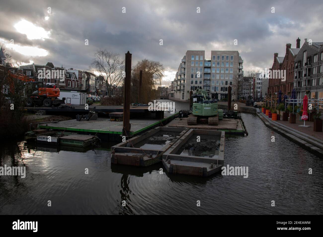 Amsterdam canal cleaning fotografías e imágenes de alta resolución Alamy