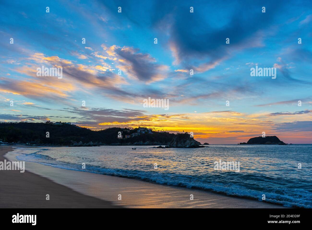 Playa Tangolunda al amanecer, Huatulco, México. Foto de stock