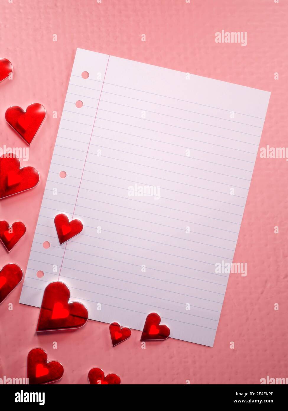 Plantilla Carta De Amor Día de San Valentín, carta de amor de fondo plantilla. Corazones rojos  brillantes translúcidos y una hoja de papel en blanco. Presentación digital  Fotografía de stock - Alamy
