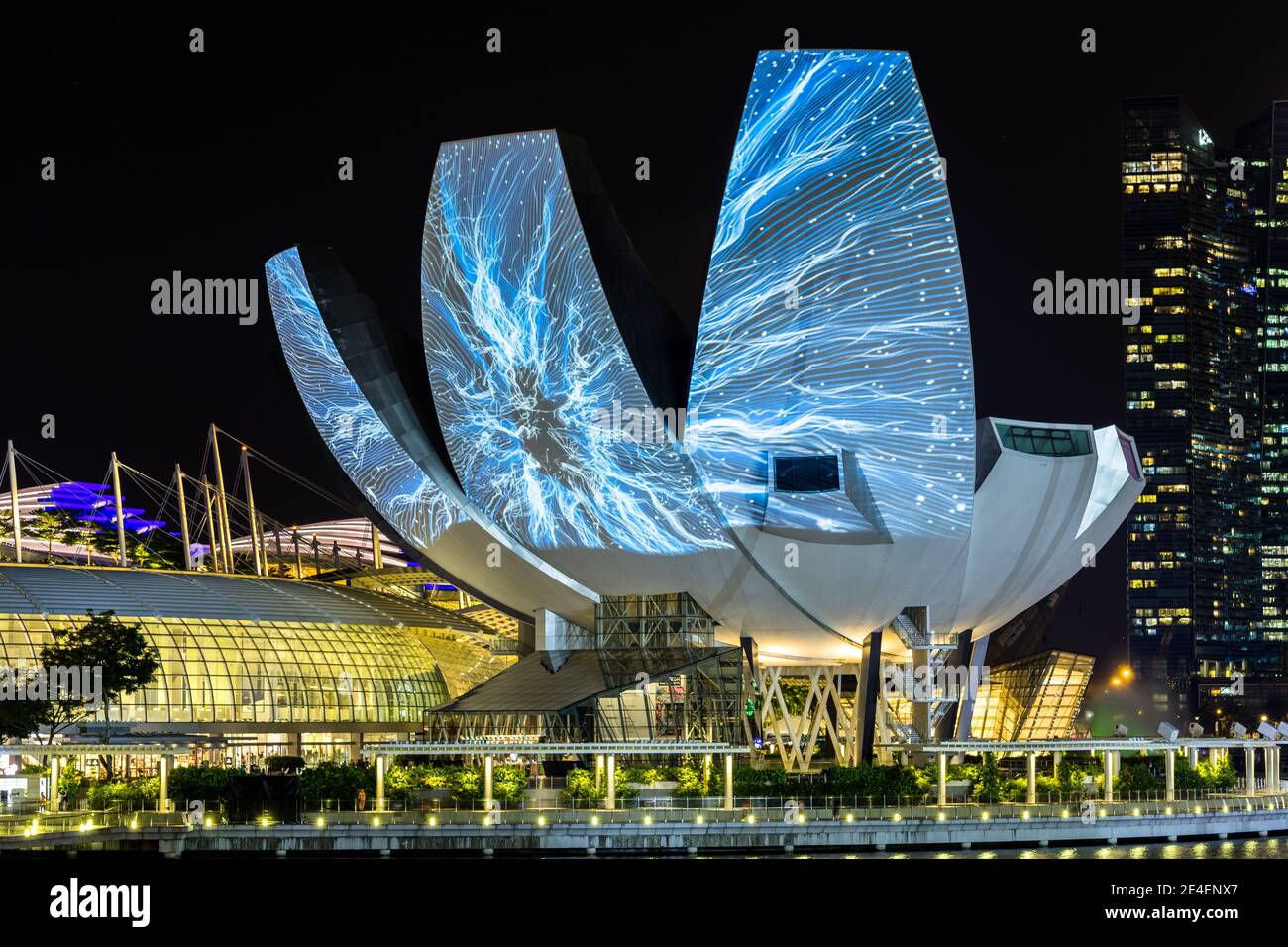 Hago un evento de Marina Bay alrededor de Marina Bay, Singapur. Un montón de esculturas de arte con hermosa luz a lo largo de la bahía Foto de stock