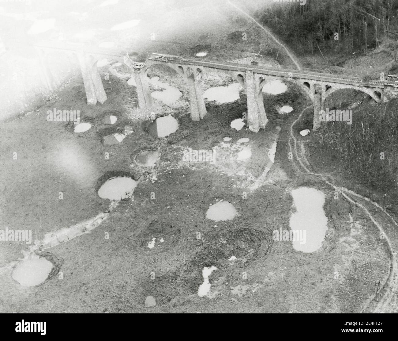 Vintage Segunda Guerra Mundial Fotografía - oficial EE.UU. Militar foto: Puente ferroviario bombardeado, Netze, Alemania, 9 º bombardeo de la Fuerza Aérea. Foto de stock