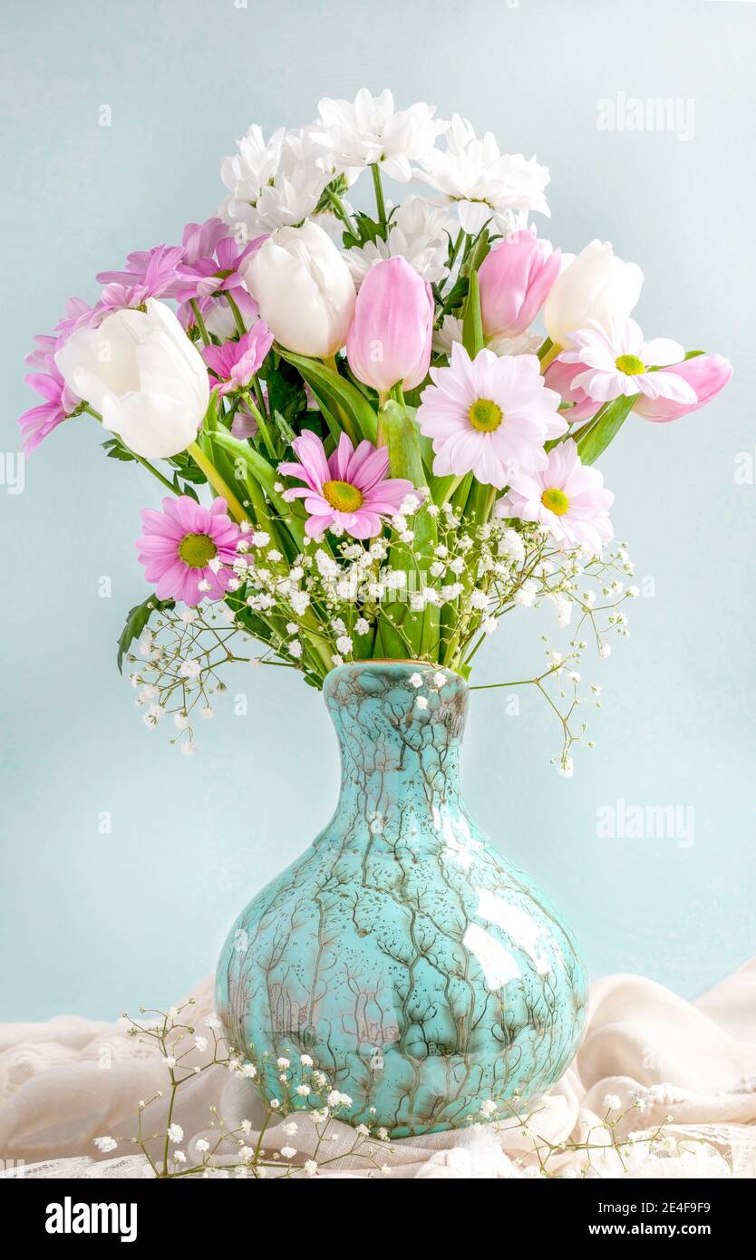imagen vertical de las flores de primavera en un jarrón bonito para el día de la madre, pascua o de copia y texto superpuesto Fotografía de stock - Alamy imagen vertical de las flores de primavera en un jarrón bonito para el día de la madre, pascua o de copia y texto superpuesto Fotografía de stock - Alamy