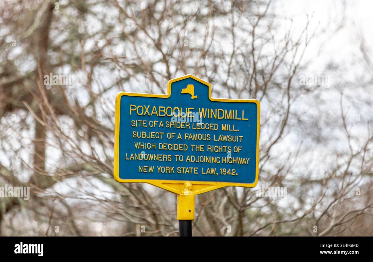 NY State histórica señal de carretera para el molino de viento Poxabogue Foto de stock