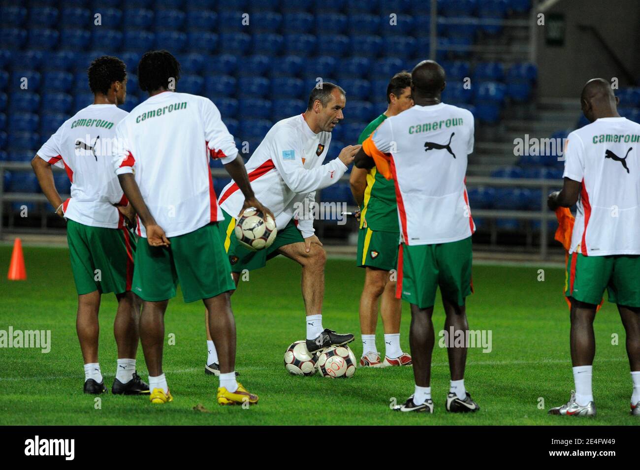 Paul Le Guen Entrenador Del Equipo De Futbol De Camerun Y Jugadores Durante Una Sesion De Entrenamiento De Futbol En Faro Portugal El 13 De Octubre De 09 Foto De Henri Szwarc Abacapress Com