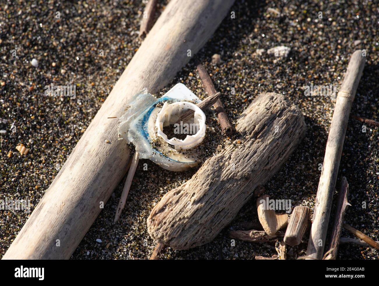 Plastica inquirinante riversata sul litorale dopo ogni mareggiata Foto de stock