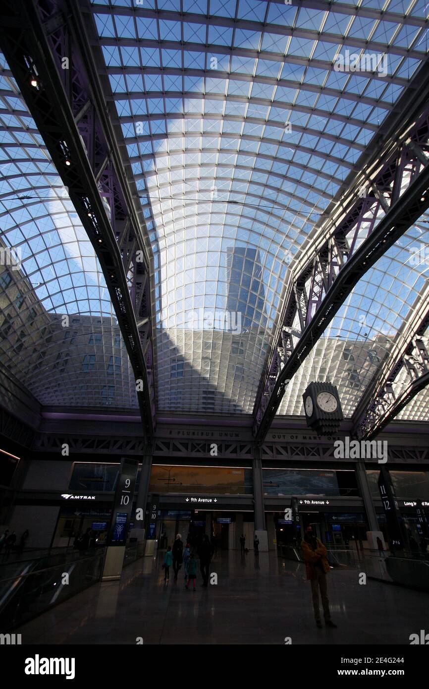 Nueva York, EE.UU. 23 de enero de 2021 - Nueva York, Nueva York, Estados Unidos: Los pasajeros atraviesan el recién inaugurado Daniel Patrick Moynihan Train Hall en la ciudad de Nueva York el 23 de enero. La sala es una expansión de la estación de Pensilvania de la ciudad de Nueva York en el edificio adyacente James A. Farley, el antiguo edificio principal de la ciudad de correos, y el gran tragaluz proporciona un ambiente abierto y aireado. Crédito: Adam Stoltman/Alamy Live News Foto de stock