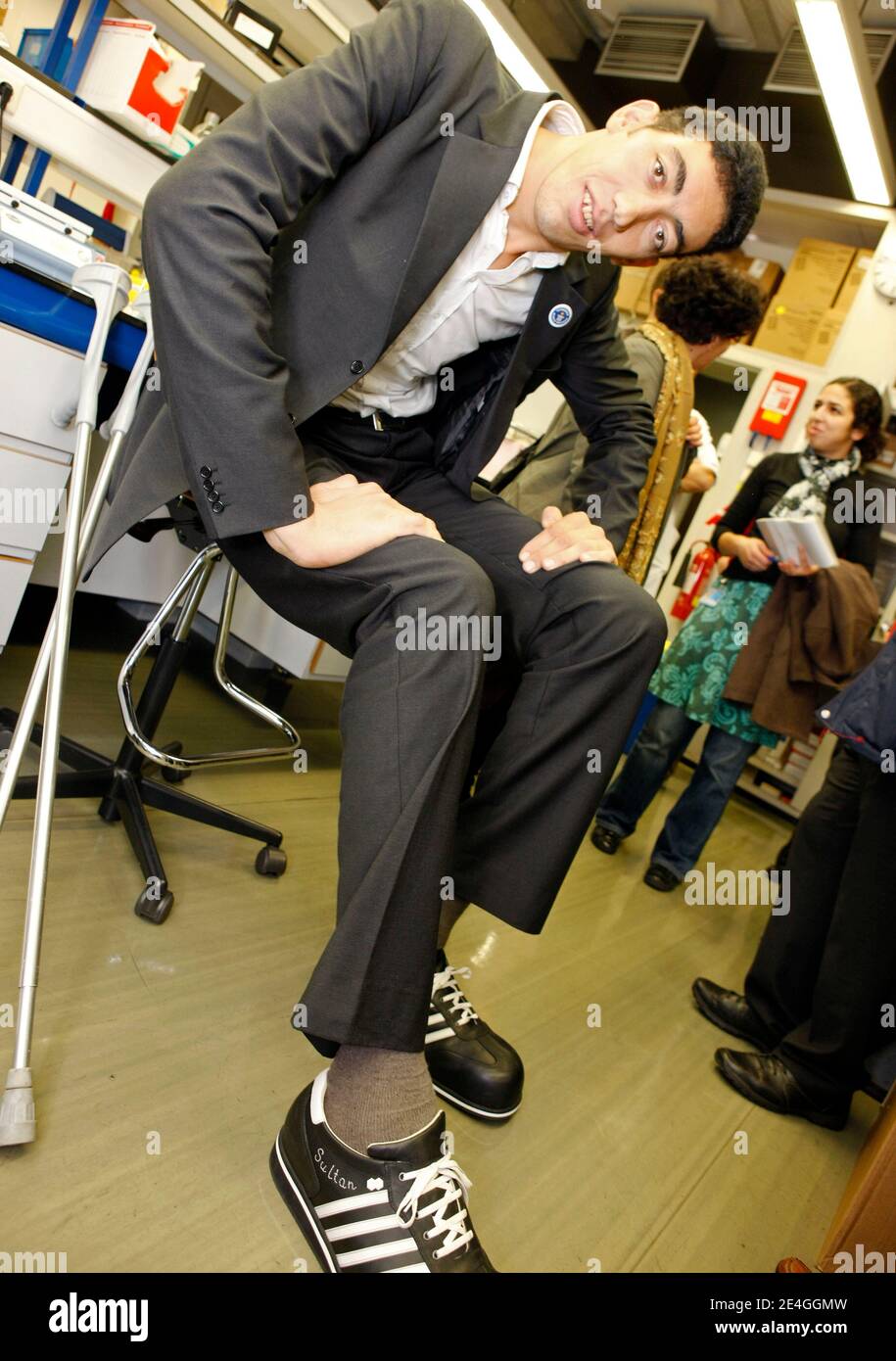 EXCLUSIVO. Turk Sultan Kosen, que es el actual titular del récord del  hombre vivo más alto del mundo reconocido por Guinness World Records,  intenta usar zapatos hechos a medida en el hospital