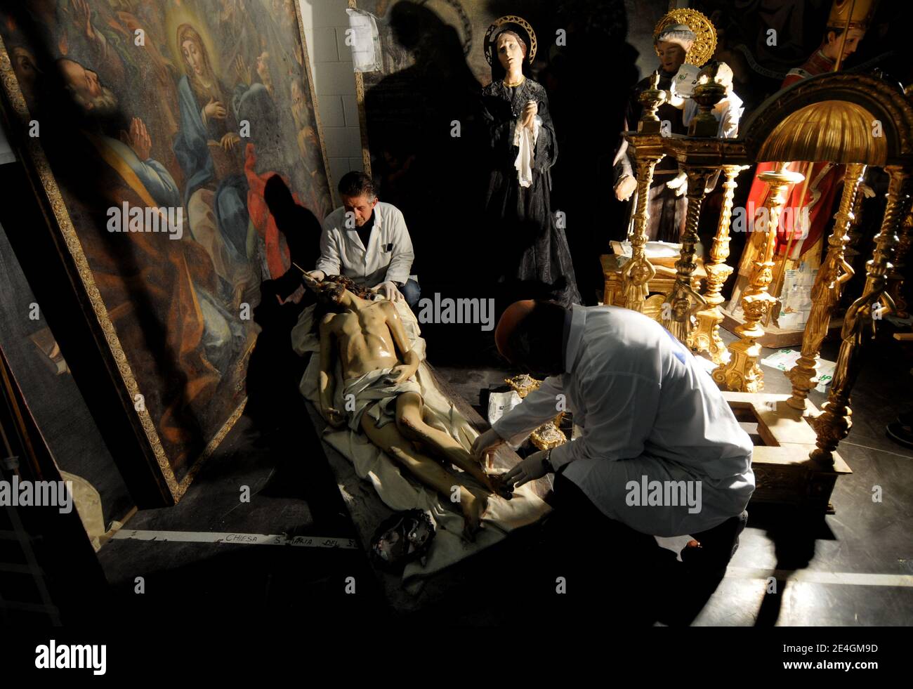 Alessandro Verrocchia y Gianfranco Quintiliani restaure obras de arte que estaban en la iglesia de l'Aquila Santa María del Suffragio. El gobierno francés pagó por la restauración de esta iglesia. Más de 1000 tesoros artísticos italianos dañados por el terremoto de l'Aquila en abril de 2009, han sido trasladados al museo prehistórico de Celano, cerca de l'Aquila, para ser limpiados y restaurados, aunque algunos de ellos fueron irremediablemente dañados. El terremoto dañó iglesias, palacios, museos y torres medievales, Celano, Italia el 11 de noviembre de 2009. Foto de Eric Vandeville/ABACAPRESS.COM Foto de stock