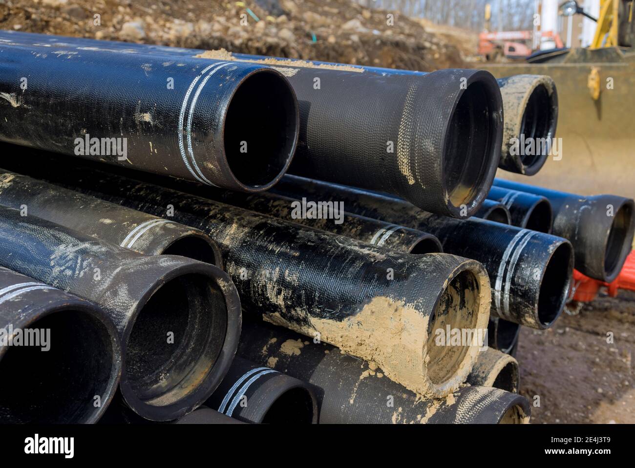 Tubos de polipropileno para el conducto de agua tubos de plástico negro  preparados para colocar Fotografía de stock - Alamy