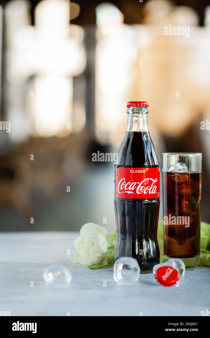 Rusia Kemerovo 2020-10-13 Cola Coca cola botella y vaso con el hielo está  sobre la mesa Fotografía de stock - Alamy