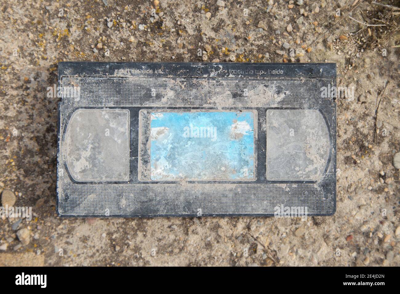 Antigua cinta de vídeo VHS, retro, tumbado en el medio del campo, abandonado. El problema de la basura y el plástico en el medio ambiente. Foto de stock