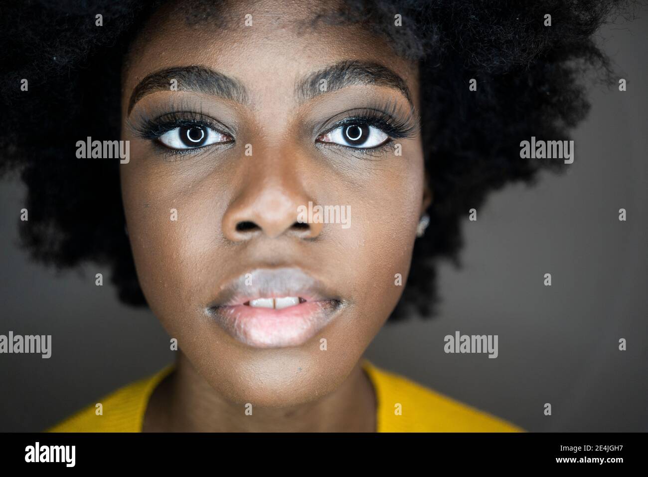 Primer plano de la cara de los ojos de la mujer con reflejo estroboscópico  circular iluminado en los ojos Fotografía de stock - Alamy